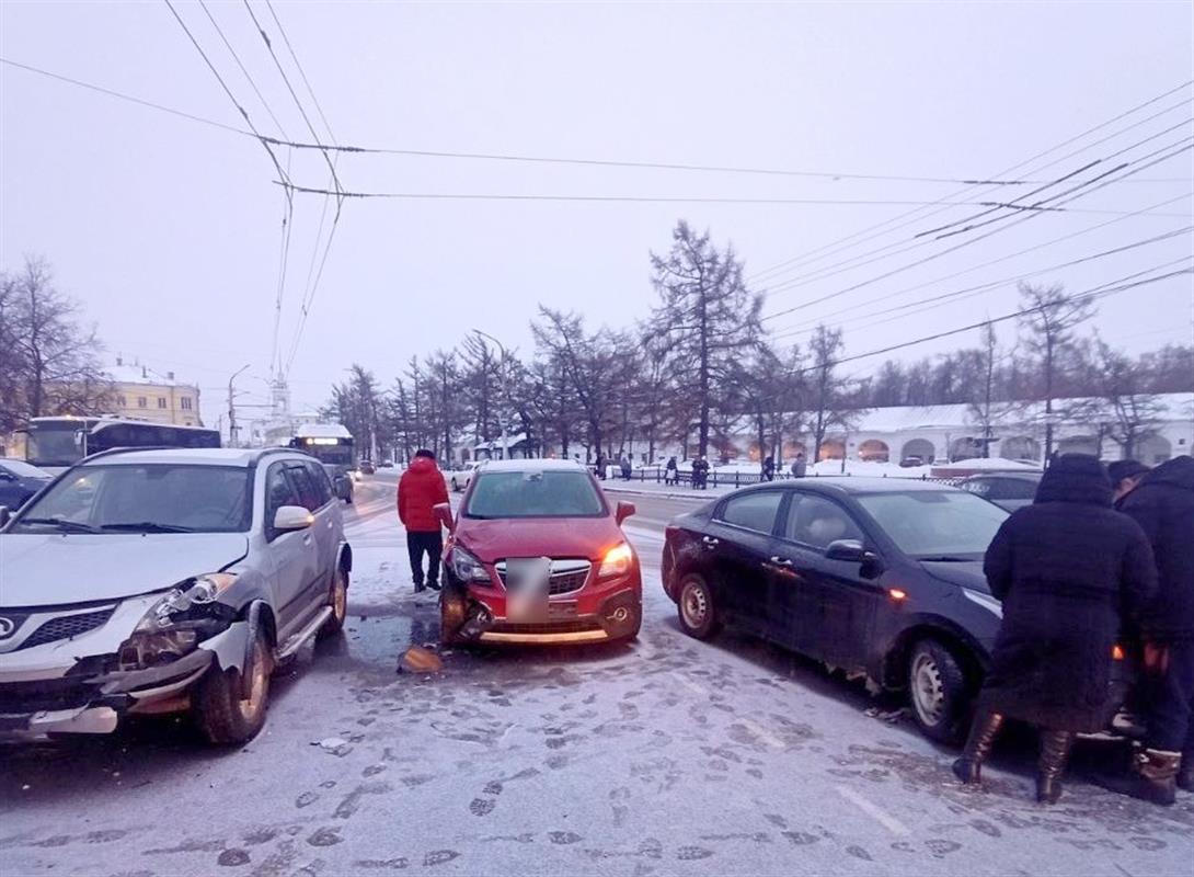 В центре Костромы произошло ДТП с тремя иномарками