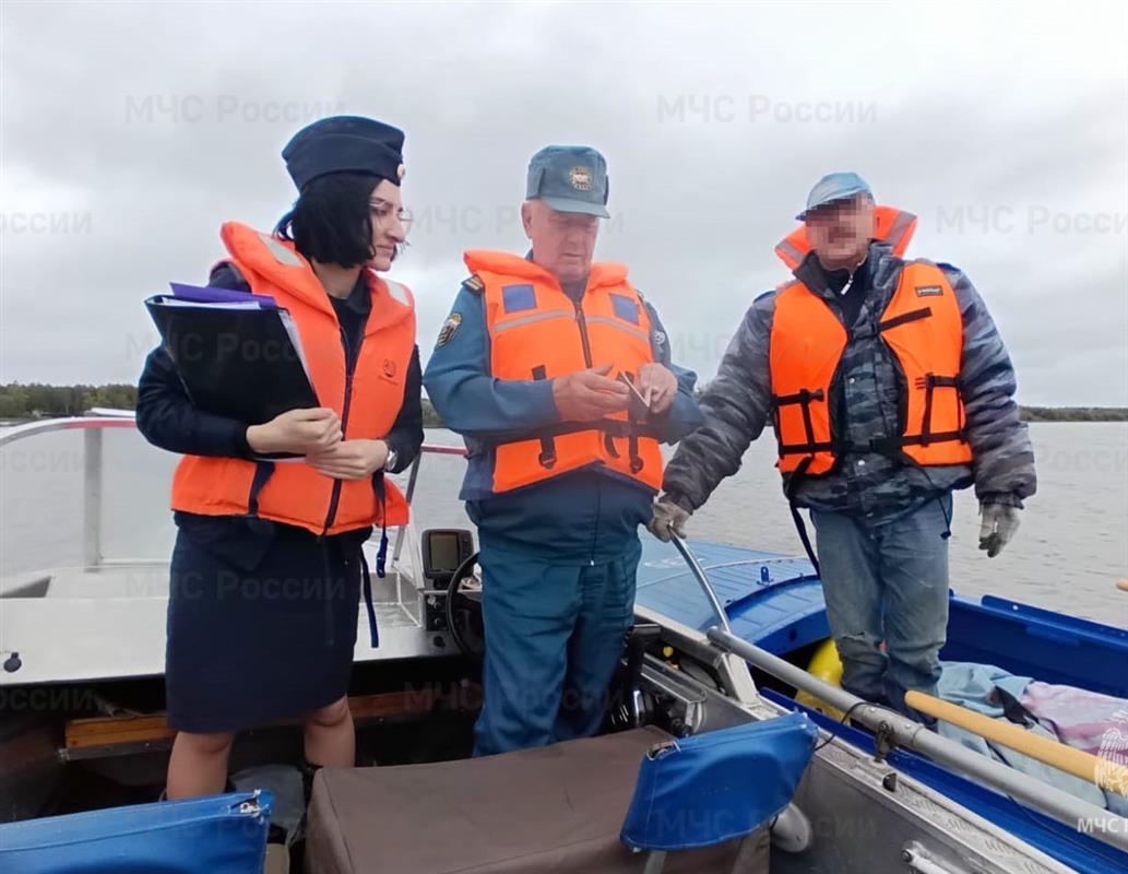 Костромским любителям осенней рыбалки напоминают правила безопасности на воде
