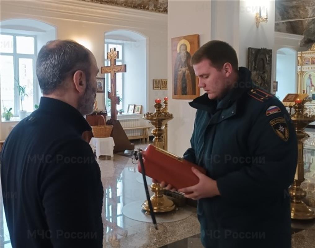 Сотрудники МЧС проверяют храмы Костромы на пожарную безопасность
