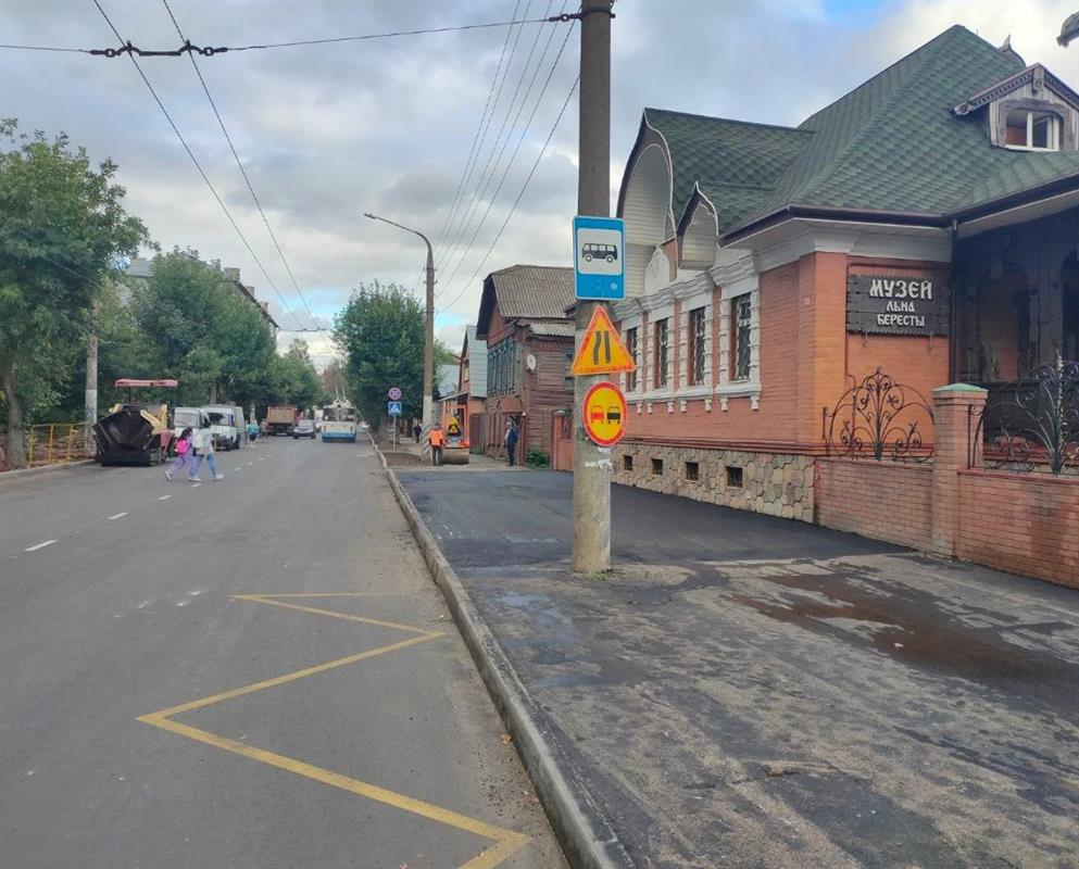 На улице Терешковой в Костроме дорожники асфальтируют тротуар по нацпроекту