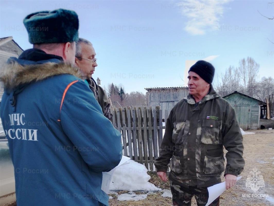 До начала паводка сотрудники МЧС проводят беседы с жителями костромских деревень