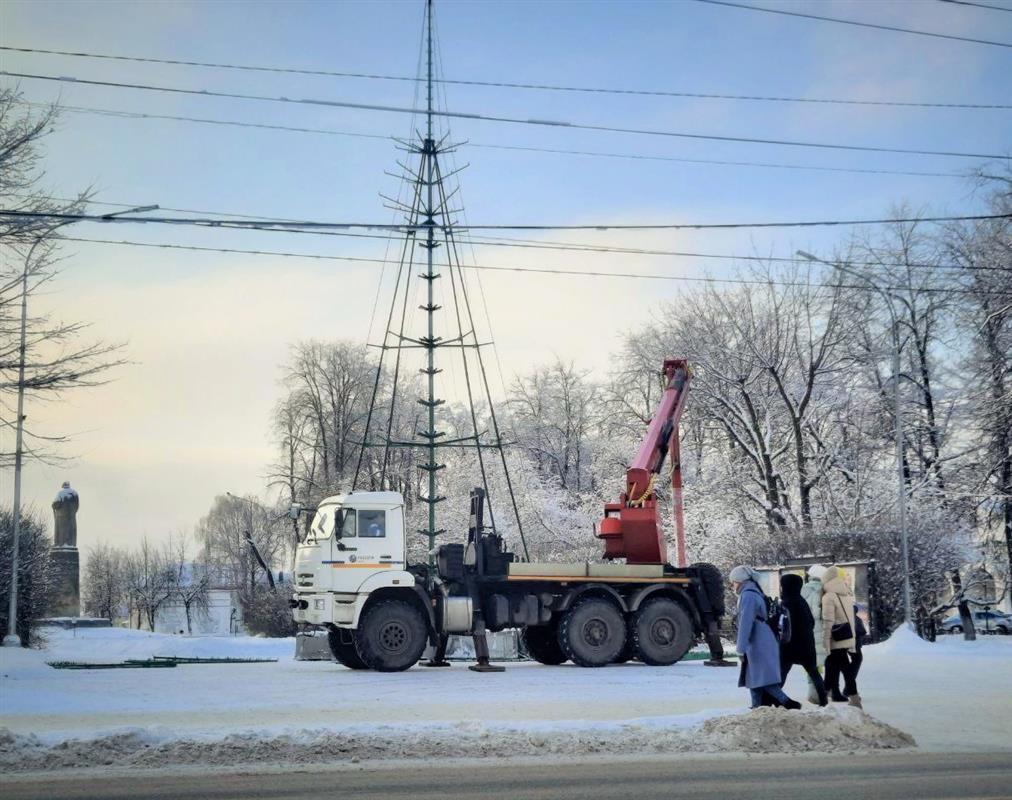 Главную городскую новогоднюю ёлку устанавливают в центре Костромы