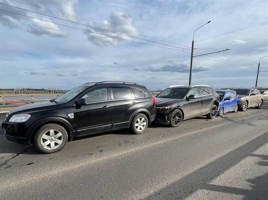 На костромском мосту столкнулись четыре автомобиля
