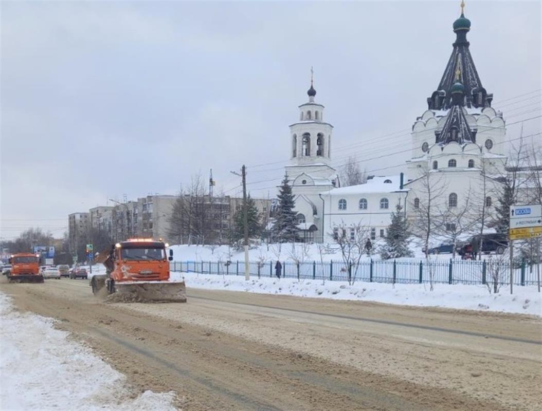 В Костроме дорожные службы оперативно устраняют последствия снегопада
