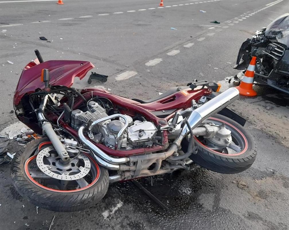 На костромской трассе иномарка столкнулась с мотоциклом: есть пострадавший