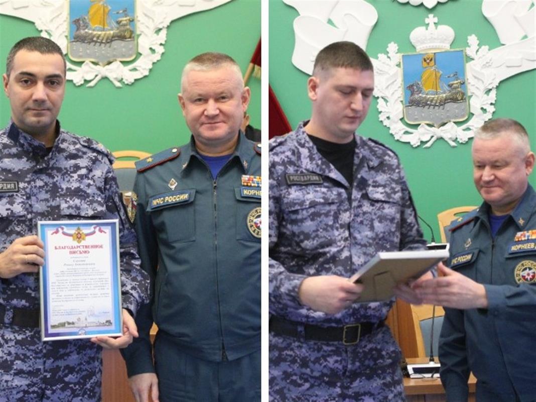 Сотрудников Росгвардии наградили за спасение людей при пожаре в костромской многоэтажке