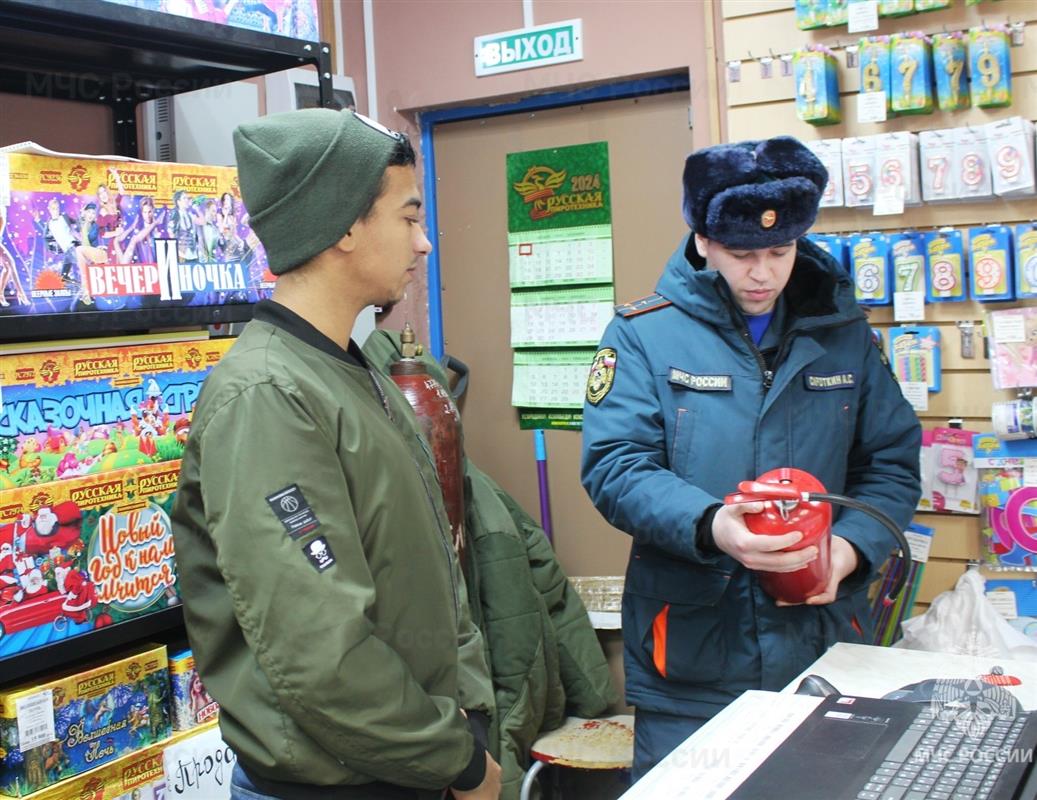 В Костроме сотрудники МЧС напоминают о пожарной безопасности продавцам пиротехники
