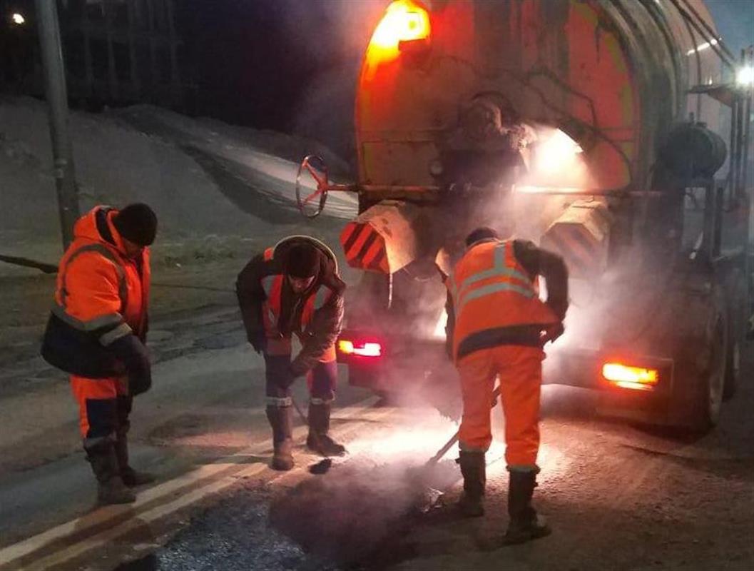 В Костроме дорожные службы устраняют дефекты асфальта после зимы