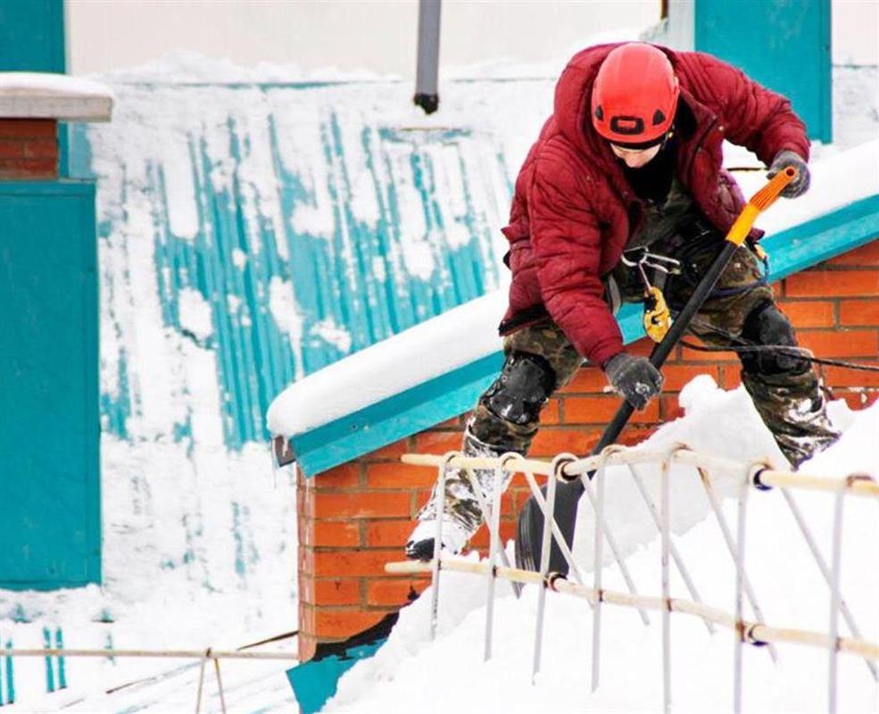 О неочищенных от снега и льда крышах домов в Костроме можно сообщить на «горячую линию»