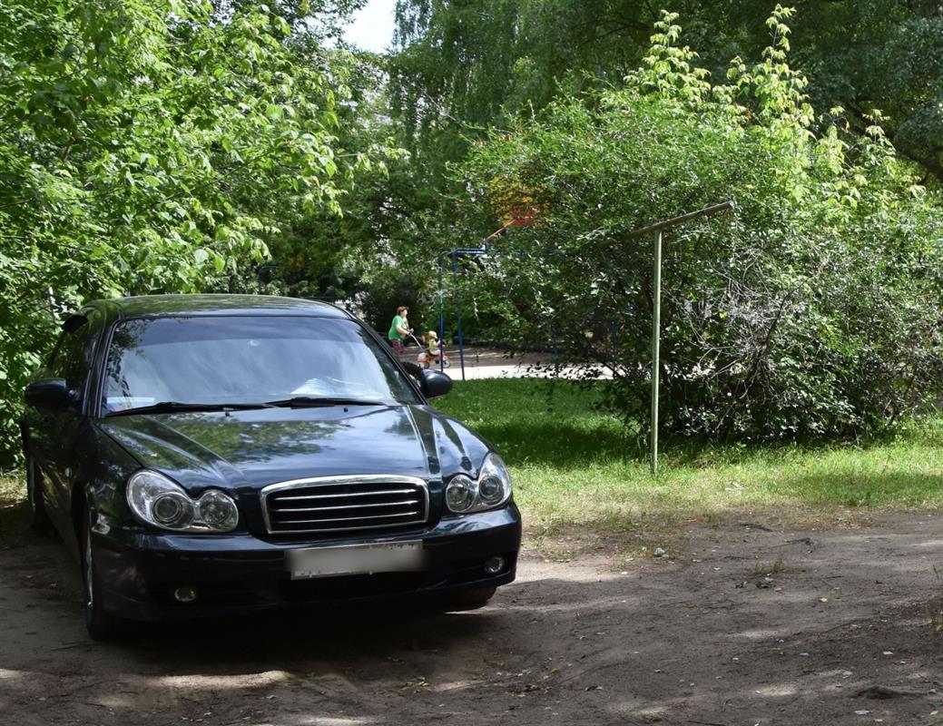 В Костроме разыскивают транспорт, припаркованный на газонах и детских площадках