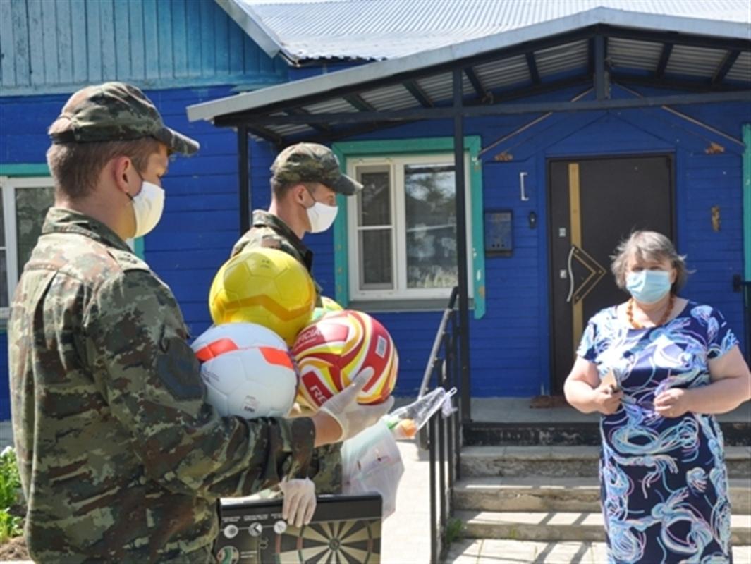 Сотрудники костромского спецназа отвезли подарки в подшефный центр помощи детям.