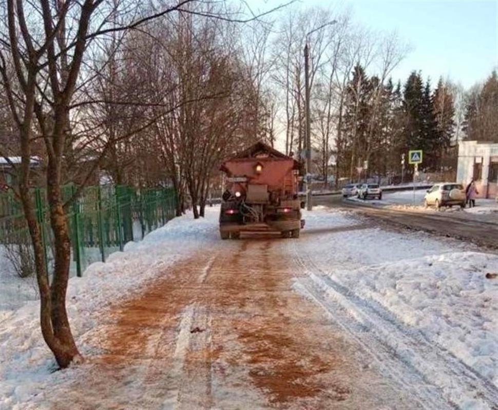 В Костроме дорожные службы проводят противогололёдную обработку тротуаров 
