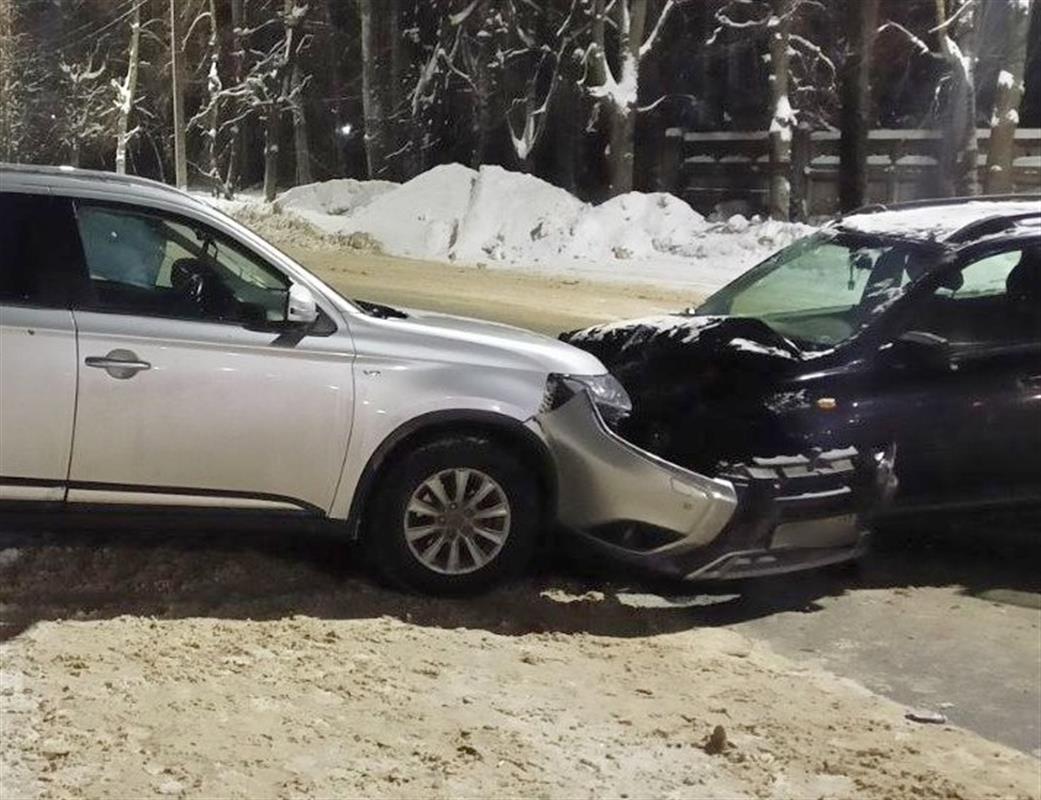 В Костроме столкнулись два легковых автомобиля, пострадал пассажир