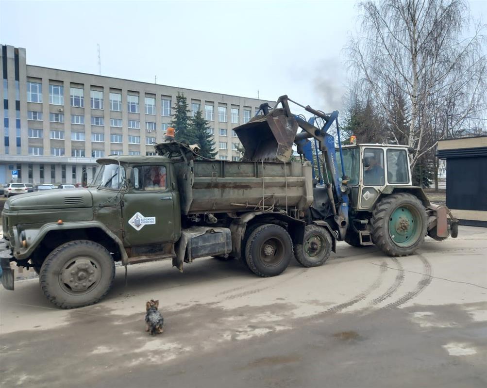 Городские службы приводят в порядок улицы Костромы после зимы
