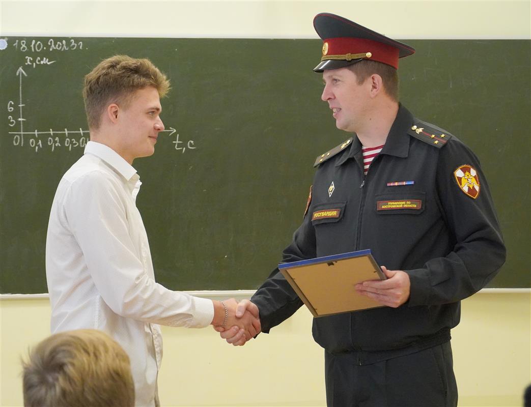 Костромской школьник пришёл на помощь пострадавшему в драке человеку
