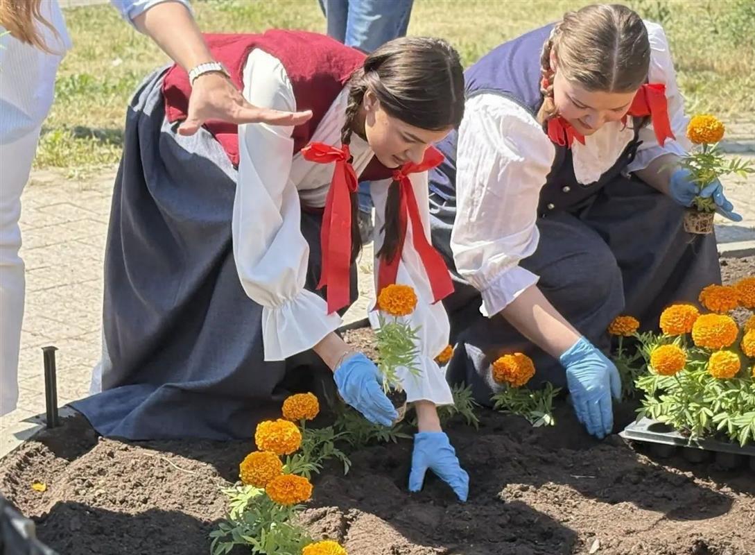 В Костроме представители разных национальностей посадили цветы на «Клумбе дружбы»
