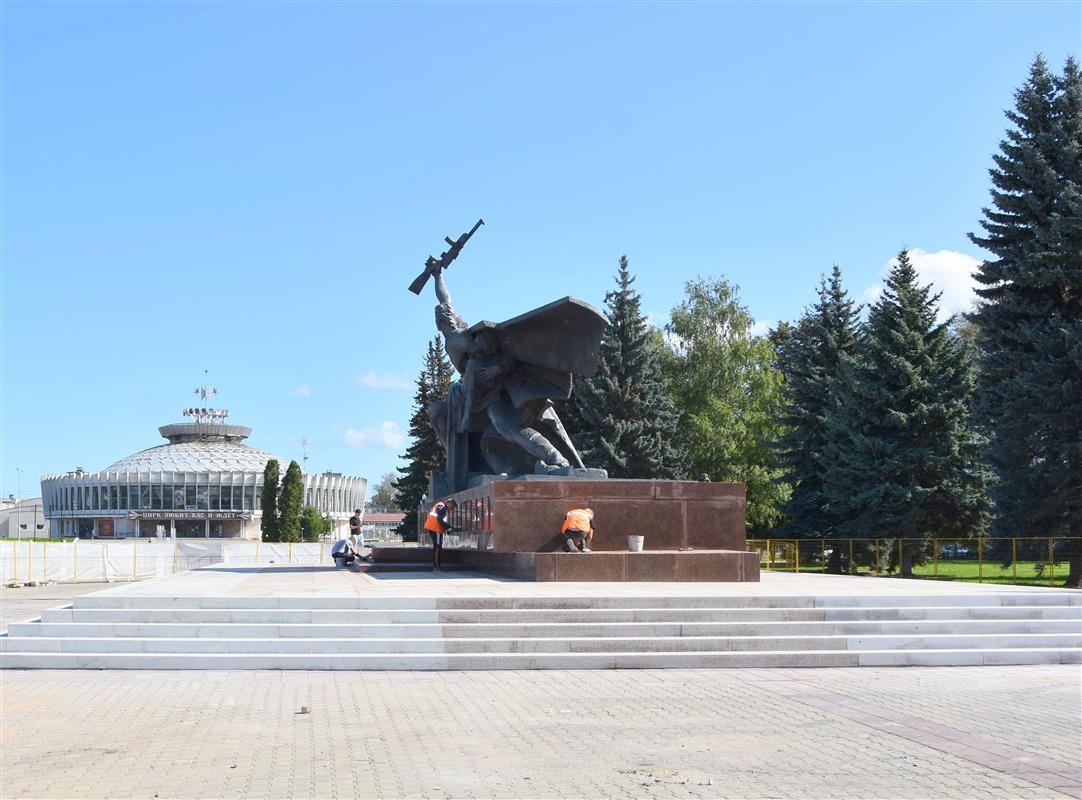 Подрядчик завершает ремонт монумента Славы на площади Мира в Костроме 
