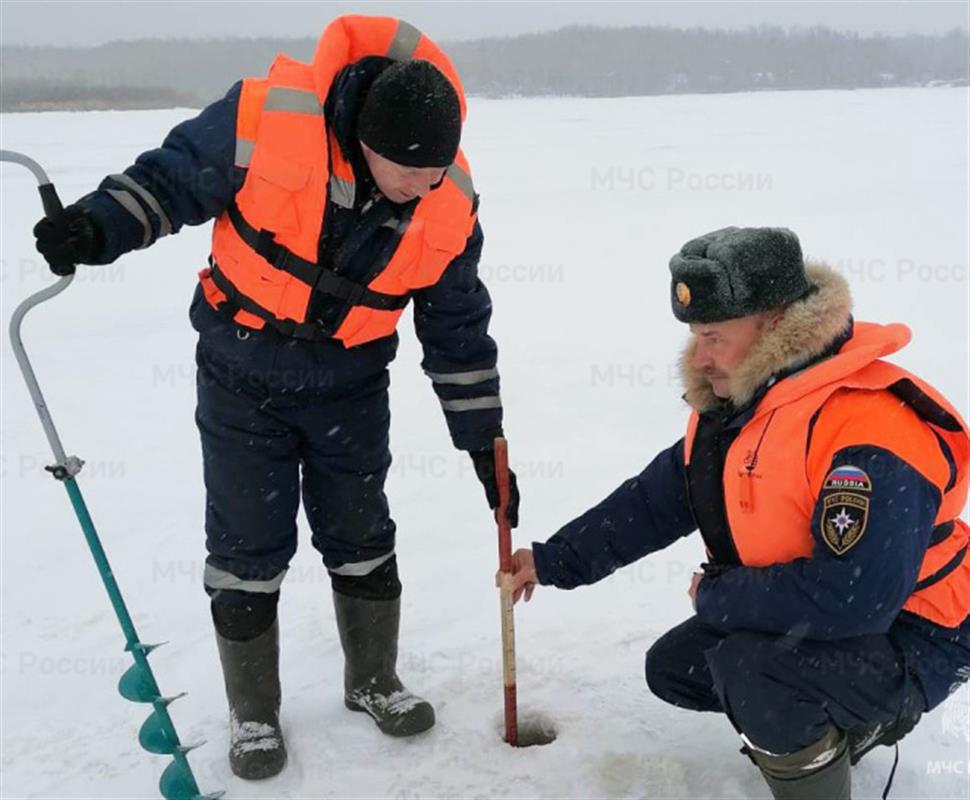 МЧС России предупреждает костромичей о припорошенных снегом промоинах на Волге
