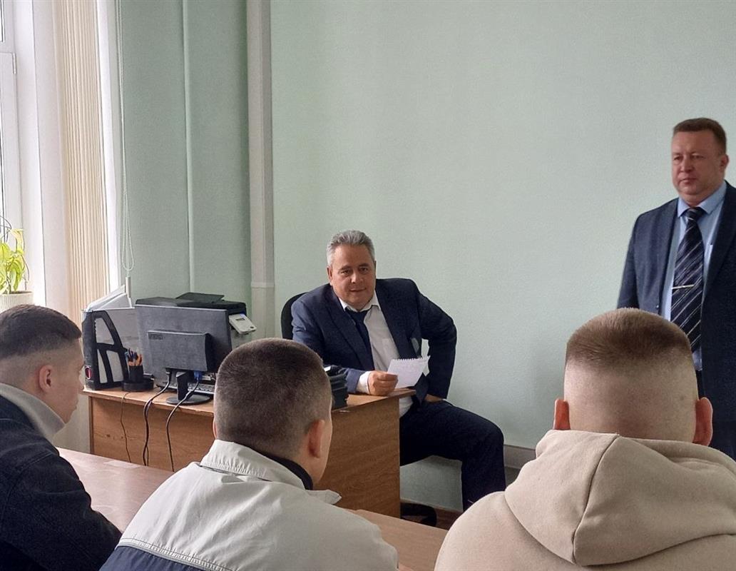 Глава Алексей Смирнов встретился с костромичами, выбравшим военную службу по контракту
