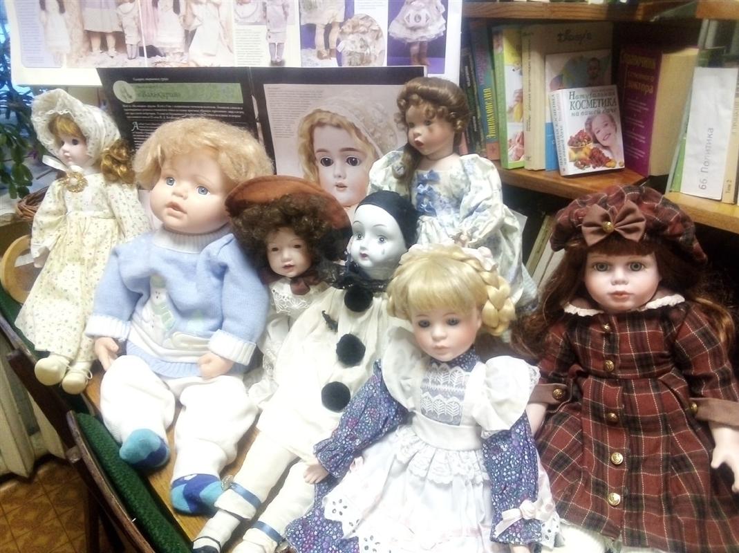 В костромской библиотеке открылась выставка редких кукол