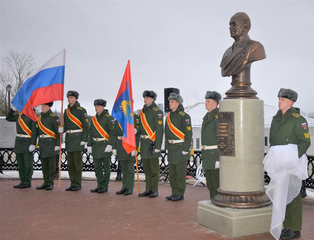 На костромской Аллее Героев открыли памятник ещё одному выдающемуся земляку
