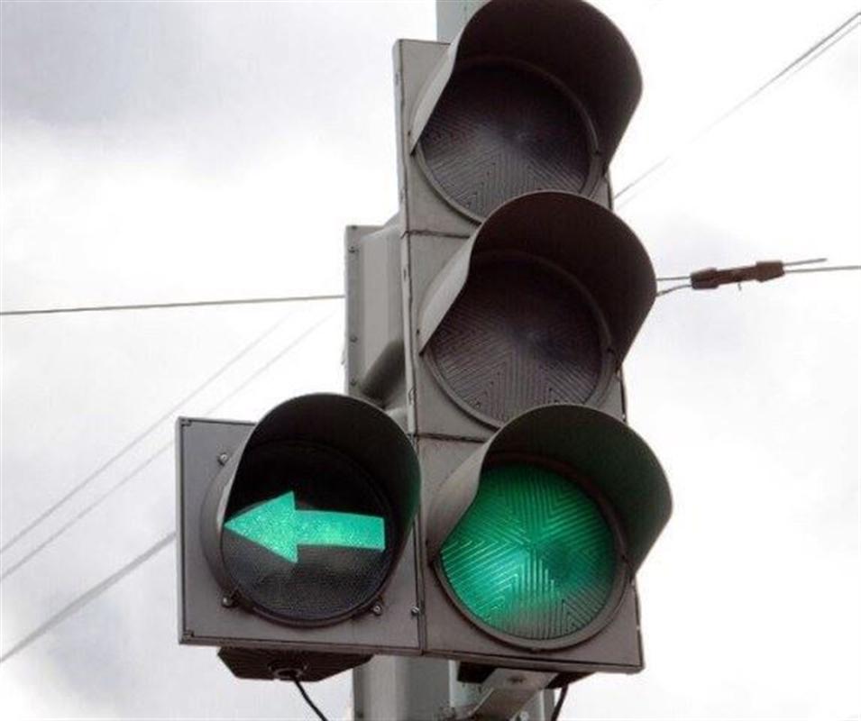 На оживленном перекрестке модернизируют светофор