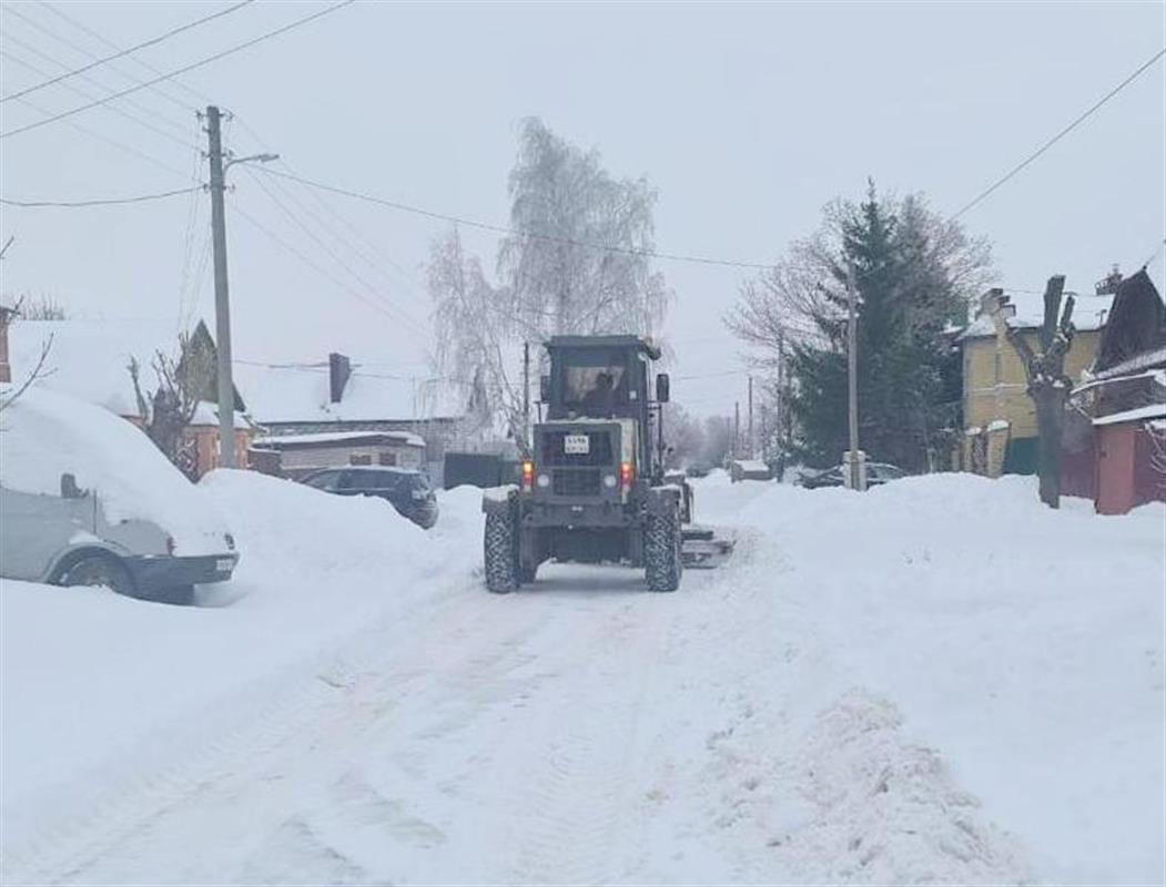 Дороги и тротуары на улицах Костромы расчищают от снежной каши