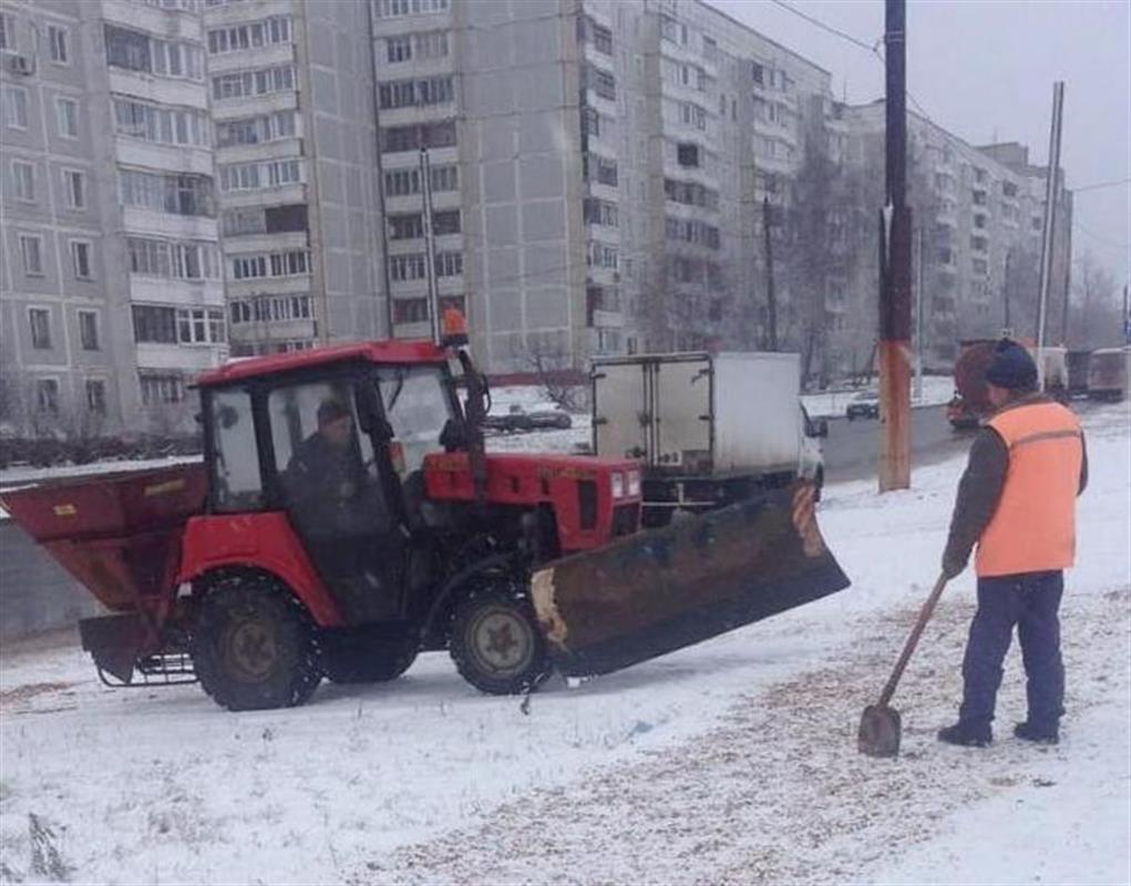 Костромские дороги чистят после снегопада и обрабатывают от наледи

