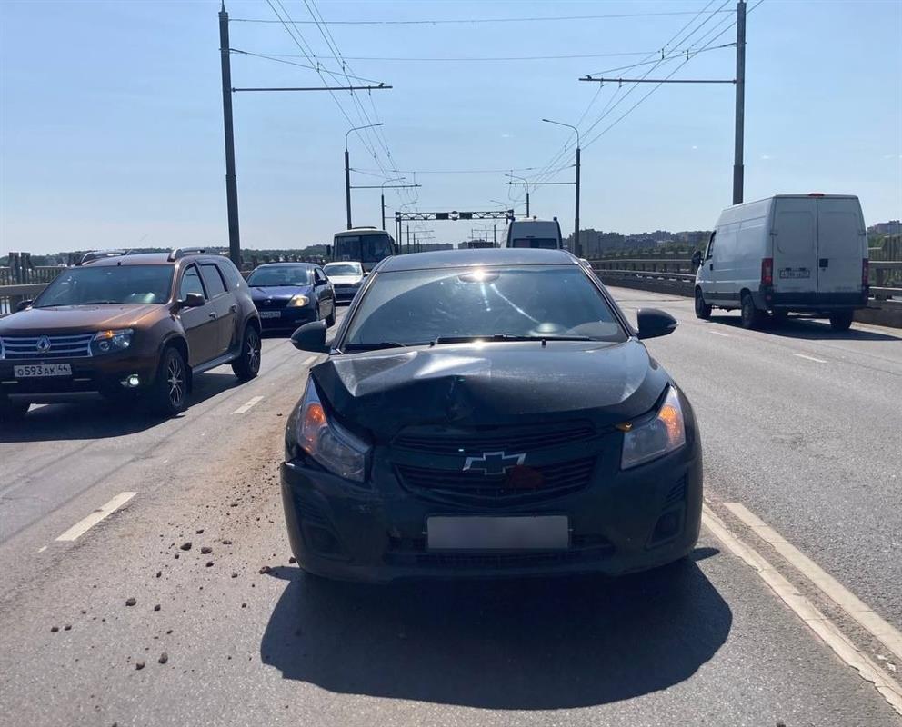 В ДТП с двумя иномарками на костромском мосту пострадали два человека 