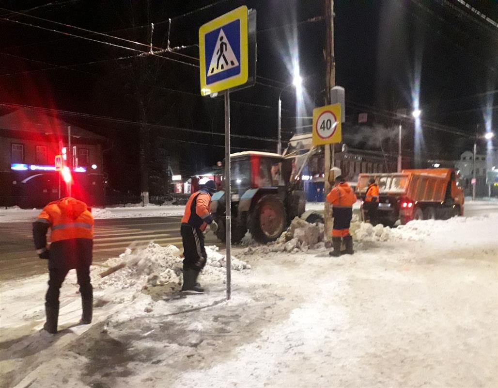 Более ста дорожных рабочих чистят улицы Костромы после снегопада

