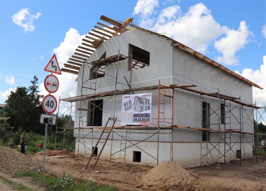 Новый дом для костромской семьи погорельцев почти готов