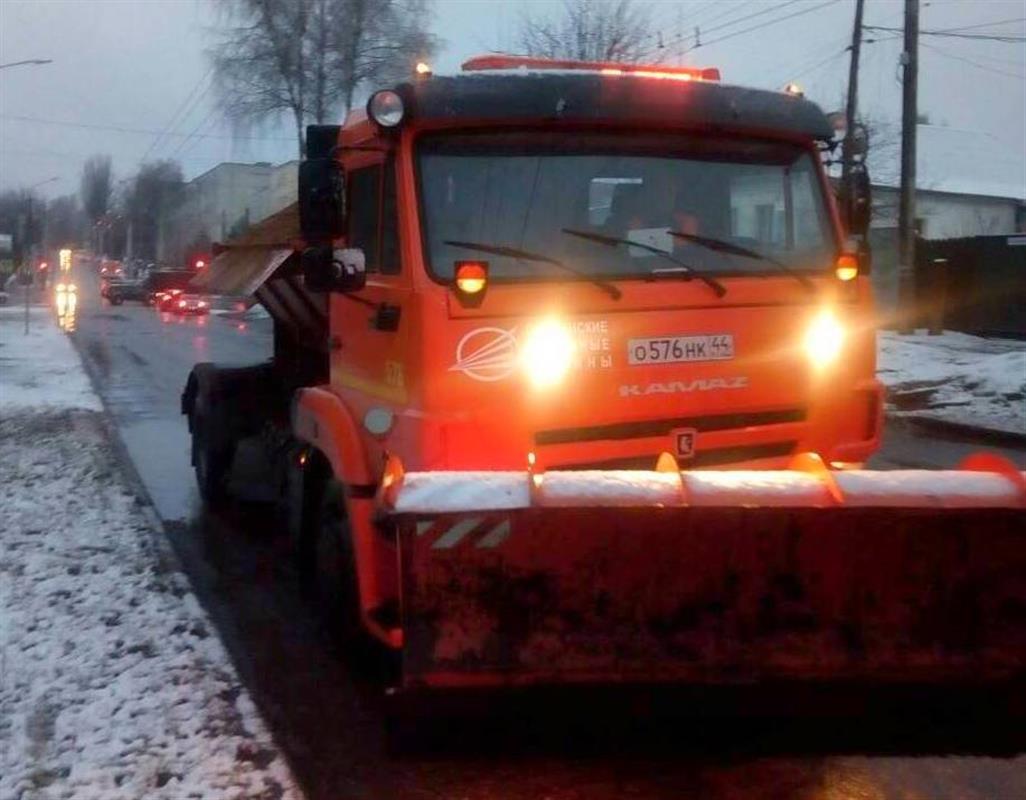 С началом снегопада дорожные службы оперативно вышли на костромские улицы
