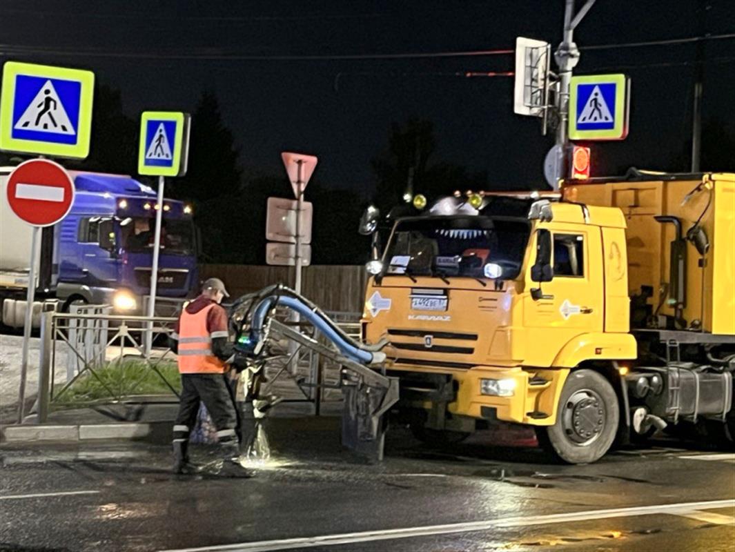Дороги на костромских улицах начали готовить к зиме
