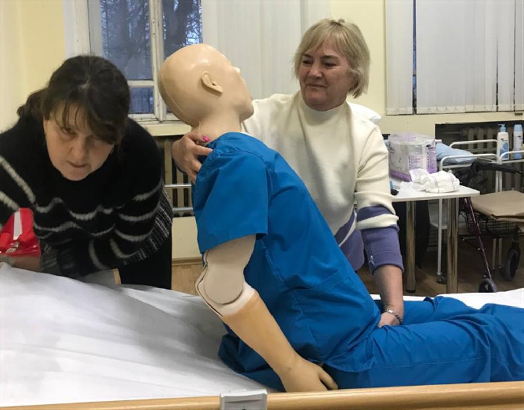 Костромские соцработники совершенствуют навыки ухода за пожилыми людьми и инвалидами