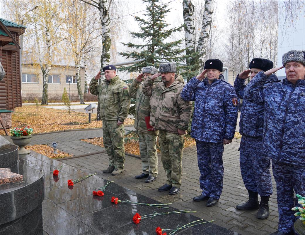 Росгвардейцы почтили память погибших сослуживцев в Костроме
