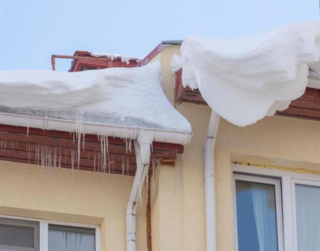 О неочищенных от снега крышах домов костромичи могут сообщить на «горячую линию»