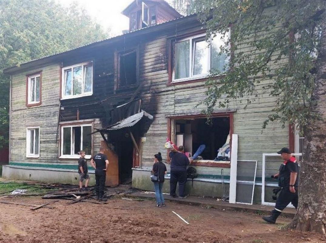 Костромским погорельцам помогают с временным жильём и восстановлением документов