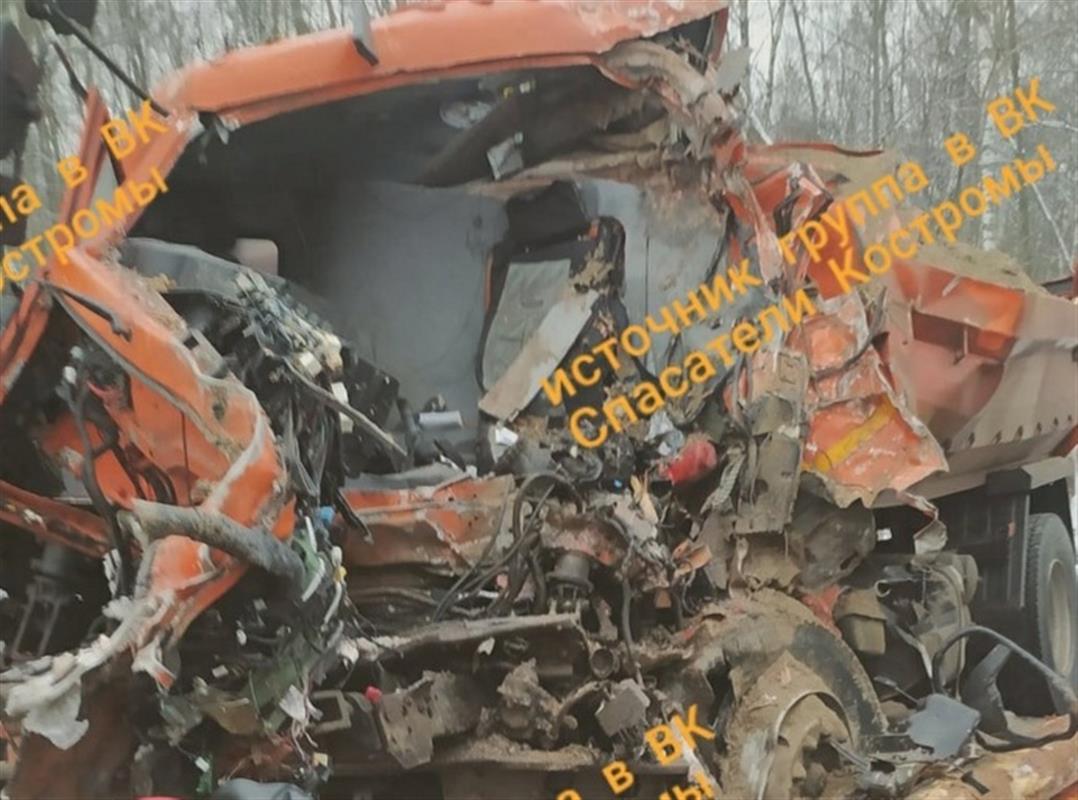 В ДТП с лесовозом и самосвалом на костромской трассе погиб водитель

