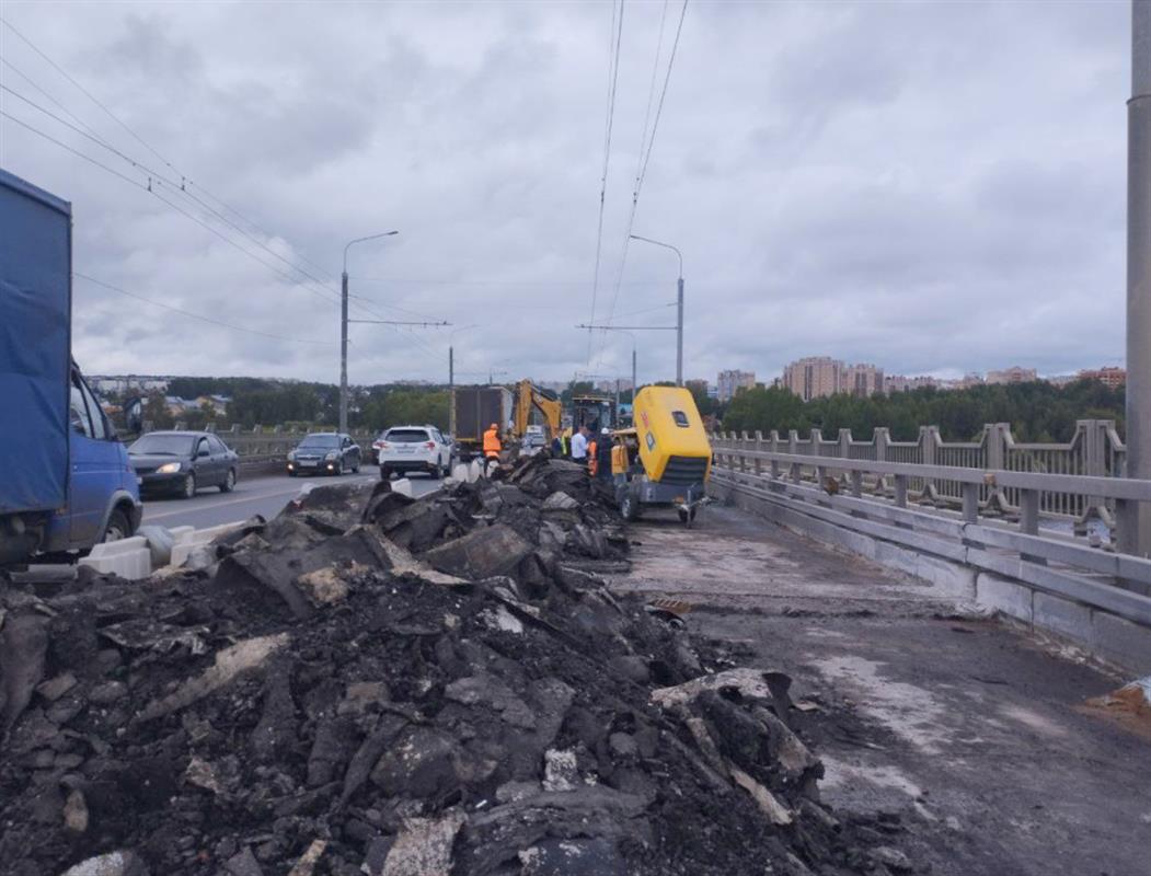 На костромском мосту через Волгу демонтировали более половины старого покрытия
