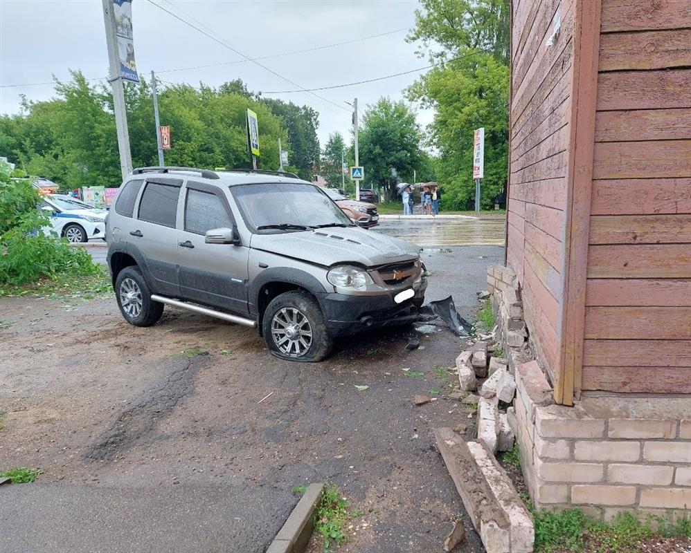 В костромском райцентре пьяный водитель сбил на тротуаре 18-летнюю девушку