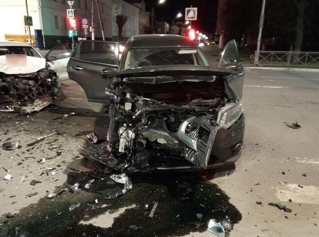 В ДТП с двумя иномарками в Костроме пострадала несовершеннолетняя пассажирка
