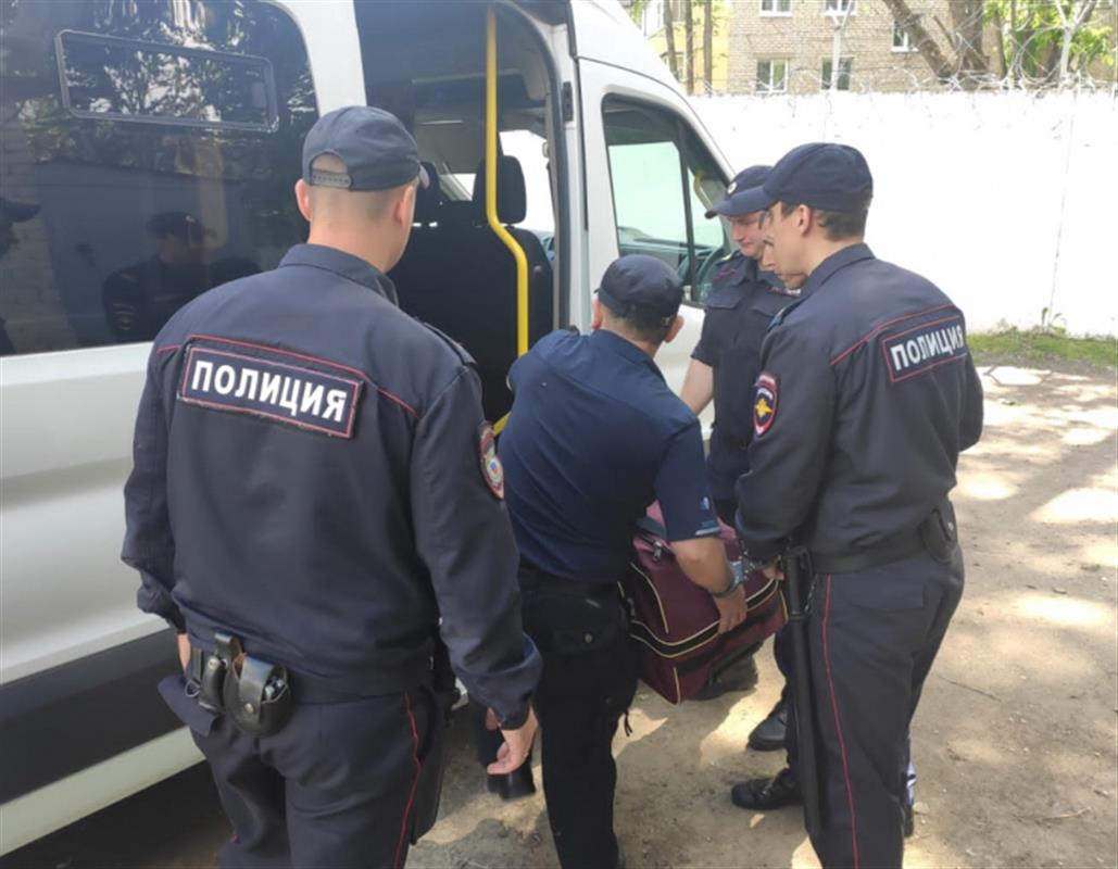 Билет в один конец: костромские полицейские депортировали троих мигрантов
