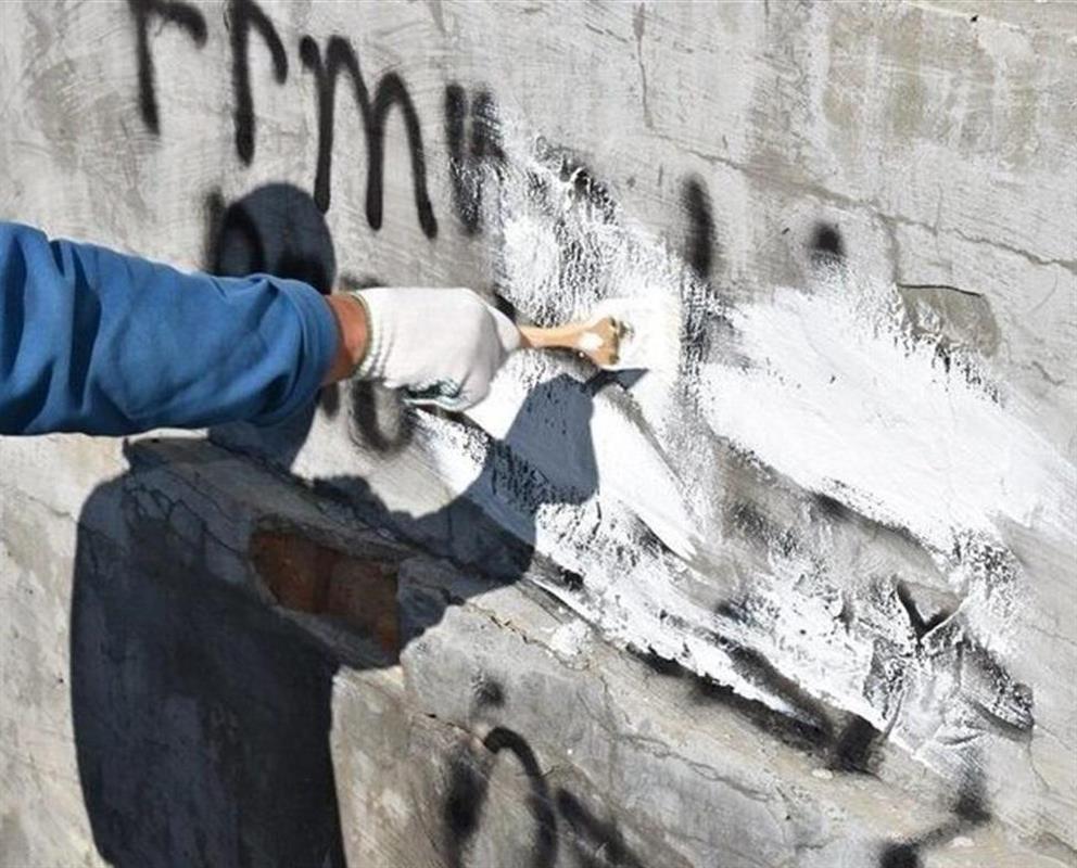 Надписи, пропагандирующие запрещенные вещества, удаляют с фасадов домов в Костроме
