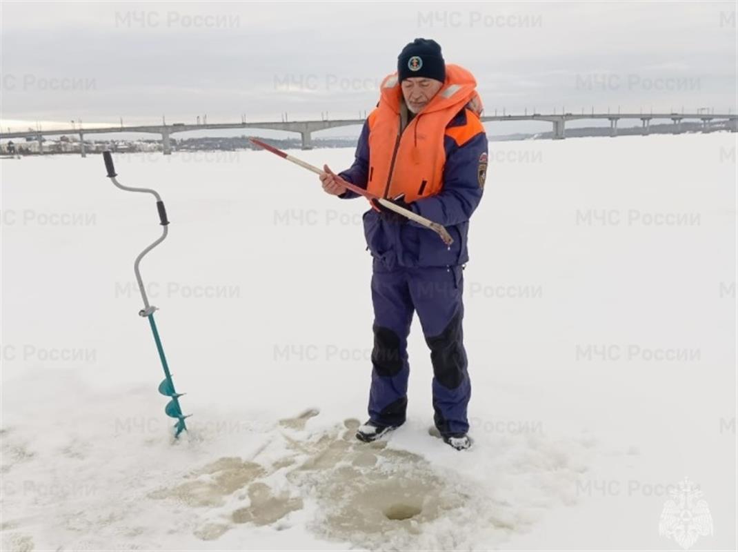 Костромским рыбакам советуют быть осторожными при выходе на лёд водоёмов