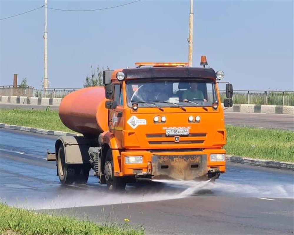 В Костроме усиливают меры по сохранности дорог в жаркую погоду