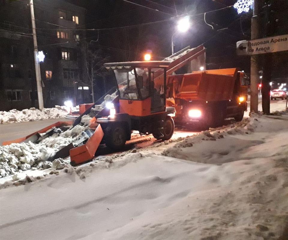 Более 100 дорожных рабочих вышли на расчистку Костромы после снегопада