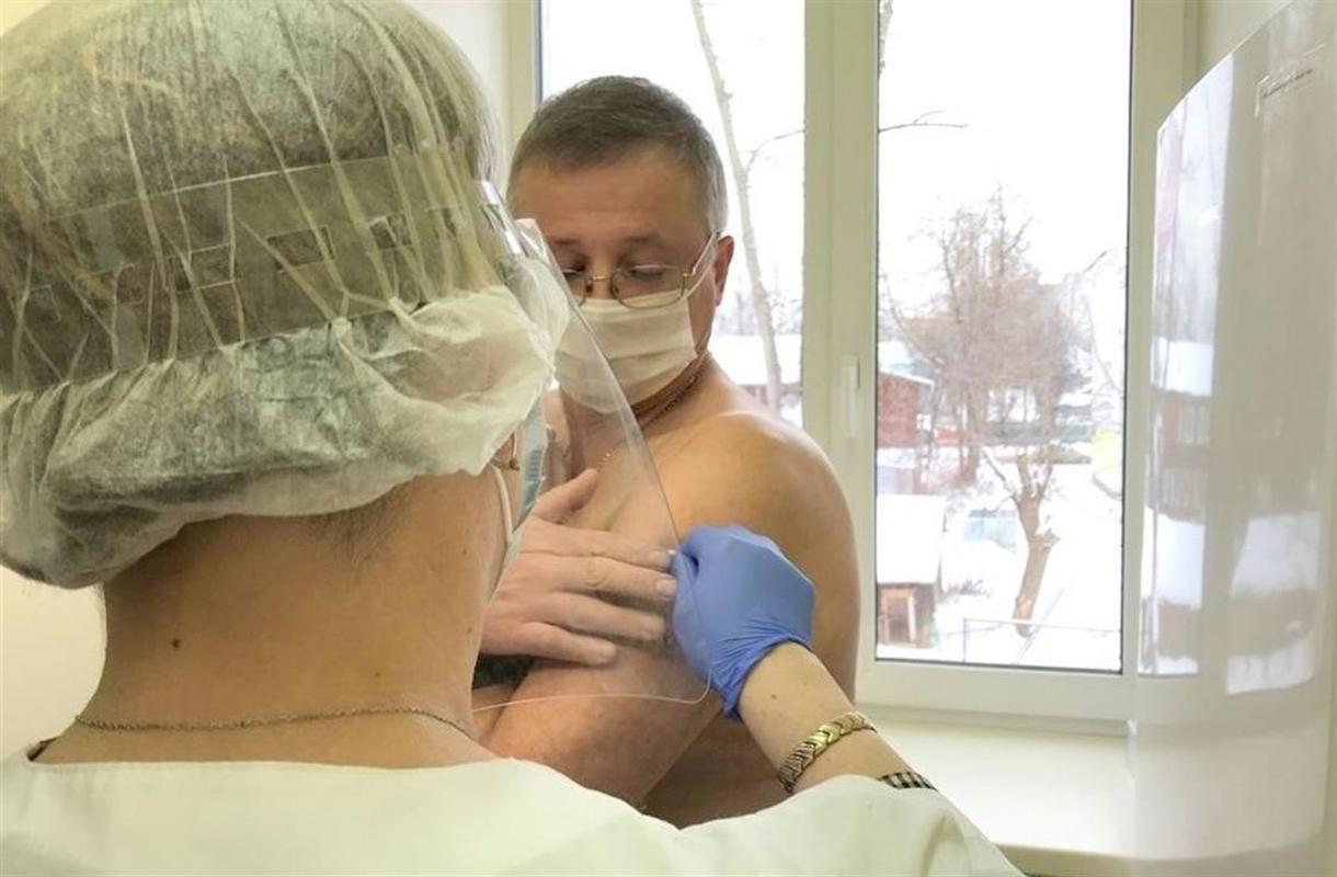 В Костромской области начали прививать от коронавируса учителей и соцработников 