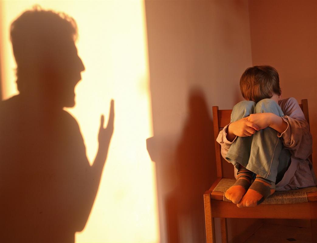 О жестоком обращении с детьми костромичи могут сообщить на «горячую линию».