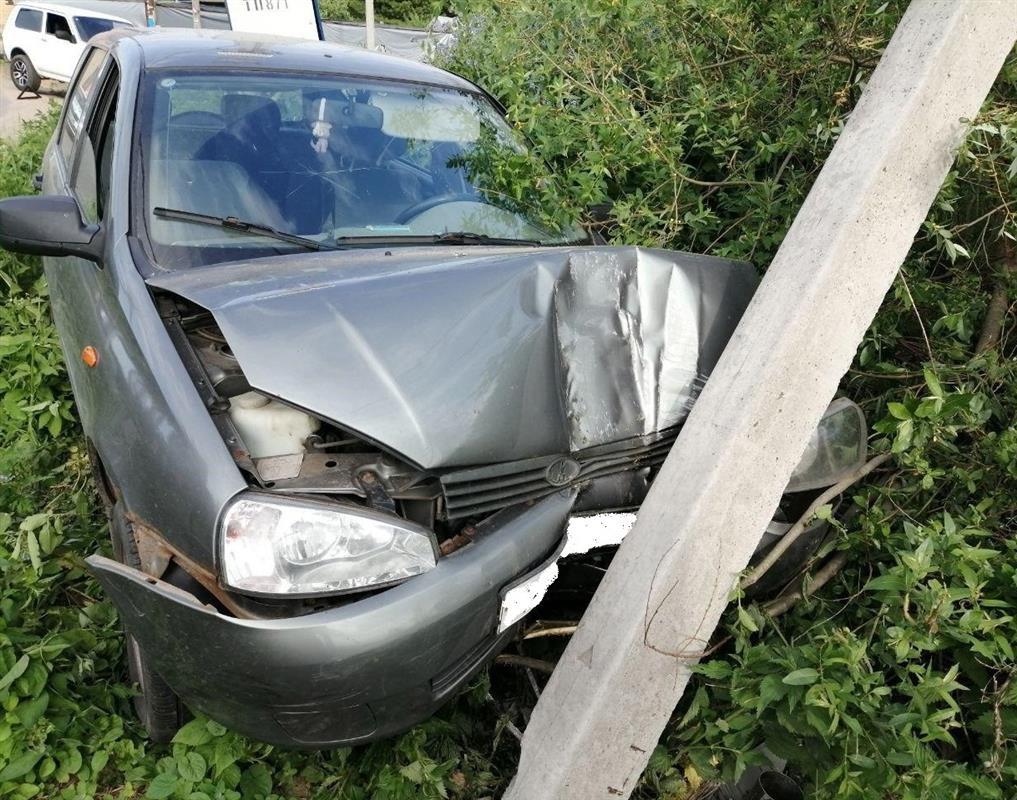В Костроме «легковушка» въехала в столб: пострадали две пассажирки 
