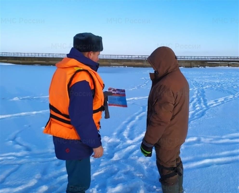 Сотрудники МЧС рекомендуют костромским рыбакам соблюдать правила безопасности на льду
